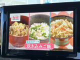 停車中には画面でテレビ番組を視聴でき、待ち時間も車内で過ごしやすくなります。映像や番組情報が見やすく表示されるため、休憩中のひとときにも活用いただけます。