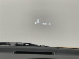 【ヘッドアップディスプレイ】フロントウインドウガラスに運転支援システムの作動状況やナビゲーションの案内表示など、走行に関するさまざまな情報を表示できます。(表示内容は車種により異なります)