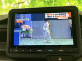 テレビ番組を画面に表示でき、停車中の待ち時間に映像を視聴できます。ニュースや番組を楽しみながら過ごせるので、お出かけ先での休憩時など、車内での時間を有効に使いたい方にも便利です。