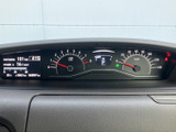 速度や燃料残量など、運転に必要な情報をひと目で確認しやすい配置です。表示がまとまっているため、走行中も視線移動を抑えて必要な情報を把握できます。