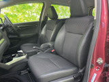 前席には身体を受け止める形状のシートが並び、運転席からの視界も開けています。落ち着いた色合いで統一された空間は、通勤や普段のお出かけにも自然にお使いいただけます。
