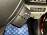 【車線逸脱抑制機能】車線の逸脱の可能性が高いとシステムが判断した場合に、ドライバーに車線逸脱防止方向へのステアリング操作を促し、車両を内側に戻すよう支援します。