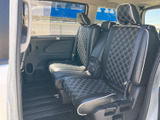 2列目は窓から自然光が入り、車内で過ごす時間にも明るさを感じられる空間です。左右のシートに白いステッチがあしらわれ、落ち着いた印象に。乗り降りしやすい開口部から、同乗者もスムーズにお乗りいただけます。