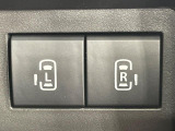 【両側パワースライドドア】スマートキーや運転席のスイッチで後席両側スライドドアの開閉が可能♪電動だから力を入れてドアを開ける必要が無く、小さなお子様でも簡単に開け閉めでき快適です♪