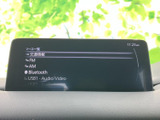 FM・AMラジオやBluetooth、USBなどのソースが並び、聴きたい音源を選びやすい表示です。お好みの音楽やラジオを選んで、移動中の車内時間を自分らしく過ごせます。
