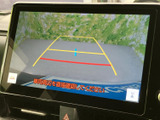 後方の映像にガイド線が重なり、駐車時に車両と周囲の位置関係を確認する助けになります。画面表示だけに頼らず目視も併用することで、後退時の安全確認をしやすくします。