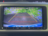 後方の映像に加えてガイドラインが表示され、駐車時に後ろの様子や車の向きを確認しやすい装備です。周囲の安全確認と目視を併用しながら、車庫入れや縦列駐車をサポートします。