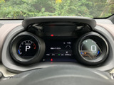 速度や燃料残量など、運転に必要な情報をメーター内で確認できます。表示がまとまっているため、走行中も視線を大きく移さずに必要な情報を把握しやすい設計です。