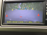後方の映像に目安となるガイド表示が重なり、駐車時に車両と周囲の位置関係を確認しやすい画面です。後退時の安全確認を助ける装備として、日常の駐車に便利です。