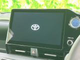 中央の大画面でナビやオーディオなどの情報を確認でき、車内で使う機能をまとめて利用できます。画面周辺には電源や音量の操作部もあり、機器の操作が分かりやすい配置です。