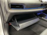 車検証や取扱説明書などをすっきり収納できる、助手席前の便利なグローブボックスです。