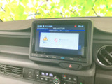 ダッシュボード中央の画面は運転席から見やすい位置に配置され、周囲の操作部もまとまっています。空調操作部と近く、日常のドライブ中にも扱いやすいレイアウトです。
