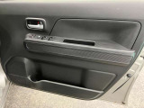 【運転席ドア】ドリンクホルダーと収納ポケットがあります。