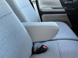 運転席にはアームレストが付いてます。