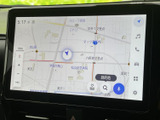 地図を画面いっぱいに表示し、現在地や周辺の道路をひと目で確認できます。目的地検索や表示切替のアイコンも並び、初めての場所へ向かう際にも行き先を確認しやすい装備です。
