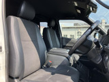 前席は視界が開け、運転席と助手席の間にもゆとりを感じる配置です。シートは身体を支える形状で、乗り降りの際も足元に空間があり、日々の移動を快適に過ごせそうです。