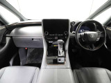 上質で落ち着いた印象のインパネ。視界も広々で運転しやすいです。