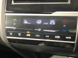 【オートエアコン】一度お好みの温度に設定すれば、車内の温度を検知し風量や温度を自動で調整。暑い&hellip;寒い&hellip;と何度もスイッチ操作をする必要はありません。快適な車内空間には必須の機能ですね♪