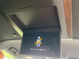 【13.2型有機ELフリップダウン】三列目からでも迫力のエンタメが観れる大画面フリップダウン。有機ELのモニターでは、一般的なフリップダウンよりも高コントラストでキレイな映像を楽しめます。