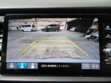 バックカメラの画像です。ガイドラインがスムースな車庫入れをサポートいたします。車庫入れの安心感がアップしますね。