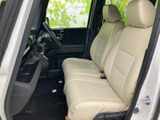 前席は明るいシートカラーで、座面や背もたれの形状も確認しやすい空間です。運転席から前方を見渡しやすく、足元にもゆとりが感じられます。