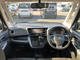 運転席から助手席まで見渡しやすいレイアウトで、前方の視界も広々。落ち着いた色合いの室内がまとまり、毎日の乗り降りや移動にも心地よくお使いいただけます。