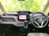 運転席まわりは視界が広く、メーターや画面も自然に目に入る配置です。シートにはゆったり座れ、すっきりした空間で日々の移動をお楽しみいただけます。