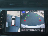 アラウンドビューモニター(車両を上から見たように表示)装着で車庫入れをサポート