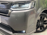【LEDヘッドライト】悪天候や夜間走行時も良好な視界を確保し安心して運転できる高輝度LEDヘッドライトを装備!点灯速度が早く、消費電力も抑えられています。