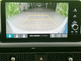 後方の様子とガイドラインを画面で確認でき、駐車時の周囲の把握に役立ちます。表示を見ながら車庫入れや切り返しを行えるため、日常の駐車をサポートします。