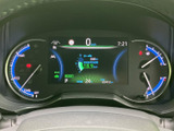 速度や燃料残量などの情報がメーター内にまとまり、運転中にも確認しやすい表示です。中央のディスプレイで各種情報を把握でき、日々の運転をサポートします。
