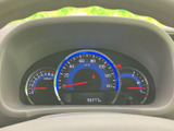 速度計を中心に、エンジン回転数や燃料残量などの表示がまとまり、運転に必要な情報を確認しやすい配置です。青い縁取りが目を引き、走行中も視線を向けやすくなっています。