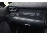 インパネテーブル装備!車内での小物などを一時的に置くとき利用できます。ドリンクホルダー装備! 美味しい飲み物 飲みながら 快適なドライブいかがですか♪