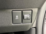 車両の安定に関するスイッチとライト調整用のダイヤルを備え、用途を表示で確認しやすい構成です。必要な場面で使いやすく、日常の運転を支える装備です。