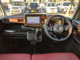 運転席まわりは前方を見渡しやすく、中央の画面や計器類も視線の先にまとまっています。赤系シートが車内に彩りを添え、同乗者にも明るい印象の室内空間です。