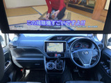 開放感のある室内空間が広がります。ドライバーの視界を妨げないよう設計されており、運転に集中できます。快適な空間で、長距離ドライブも疲れを感じさせません。