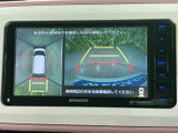 車両周辺を確認できる映像と目安線が画面に表示され、駐車時の後方確認をサポートします。周囲の状況を視覚的に把握しやすく、車庫入れや切り返しの際に便利です。