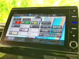 テレビ番組を画面で視聴でき、停車中の待ち時間も車内で過ごしやすくなります。番組選択や情報表示が画面にまとまり、見たいチャンネルを確認しやすい仕様です。