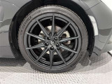 アルミホイールを装備、タイヤサイズは215/40R18です。