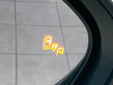 【ブラインドスポットモニター】走行中、ドアミラーの死角になりやすい箇所に後続車が接近するとサイドミラーのレンズに警告を表示!ドライバーに注意喚起をしてくれます。