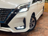 【LEDヘッドライト】悪天候や夜間走行時も良好な視界を確保し安心して運転できる高輝度LEDヘッドライトを装備!点灯速度が早く、消費電力も抑えられています。