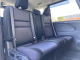 横並びのシートにそれぞれヘッドレストとシートベルトを備え、乗員が落ち着いて過ごせる空間です。窓から外の様子を確認しやすく、後席での移動も快適に楽しめます。