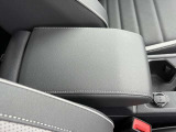 フロントアームレストで街乗りからロングドライブまで快適な運転を。