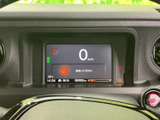 速度やシフト位置などの情報が中央のディスプレイに集約され、運転中に確認しやすい配置です。必要な表示をひと目で把握しやすく、日々の運転をサポートします。