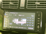 デジタルTVの番組情報や選局番号が表示され、画面から内容を確認できます。停車中に映像を視聴したいときにも活用でき、車内で過ごす時間の楽しみが広がります。