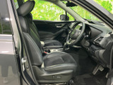 運転席まわりは視界が広く、前方や左右を確認しやすい印象です。シートには身体を支える形状が採用され、落ち着いた色合いの室内で、毎日の移動も心地よくお過ごしいただけます。