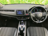 運転席から前方を見渡しやすいレイアウトで、メーターや画面も視線の届く位置にまとまっています。前席は身体を預けやすい形状で、落ち着いて過ごせる空間です。