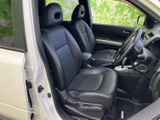 前席はゆったりとした座面と背もたれが身体を受け止め、運転席からの視界も広く感じられます。黒を基調とした落ち着いた空間で、乗り降りもしやすい室内です。