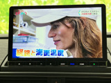 大きく表示される画面で映像の内容を確認しやすく、停車中の休憩時間にも活用できます。画面下には操作ボタンが並び、必要な項目へアクセスしやすい配置です。