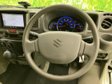 握りやすい円形のステアリングが運転席前に配置され、正面にはエアバッグの表示があります。メーターやナビも近くにまとまり、運転席から周囲の情報を確認しやすいレイアウトです。